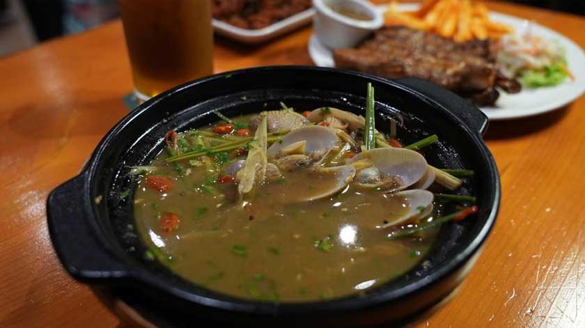 Hidangan panas seperti sup claypot turut menjadi pilihan pelanggan yang mahukan sesuatu yang lebih menyelerakan. - Gambar AstroBiz