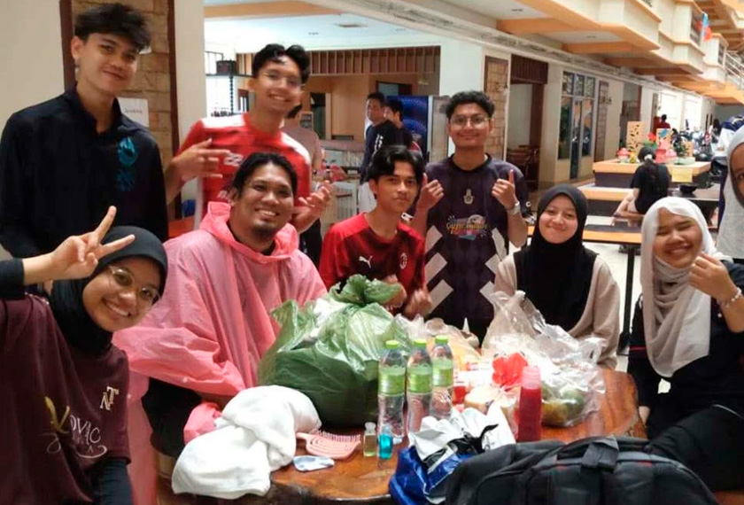 Seramai 36 pelajar UUM bersama empat pensyarah pengiring terkandas di Hatyai, selepas kawasan itu dilanda banjir kilat. - Foto UUM