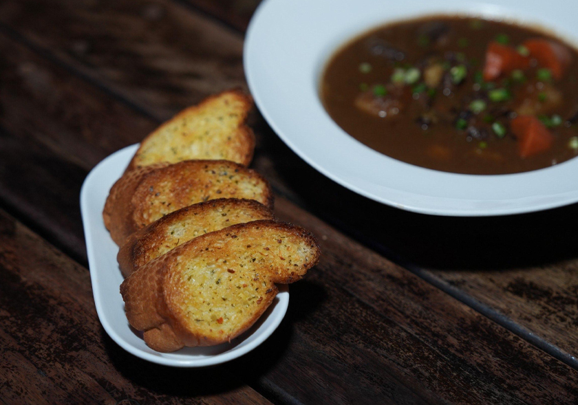 Flanagan’s Irish Restaurant juga menyediakan pelbagai hidangan pembuka selera yang enak untuk pelanggan menikmati rancangan sukan atau hiburan menerusi pakej Astro BizOne sambil ditemani kudapan. - Foto Astro AWANI