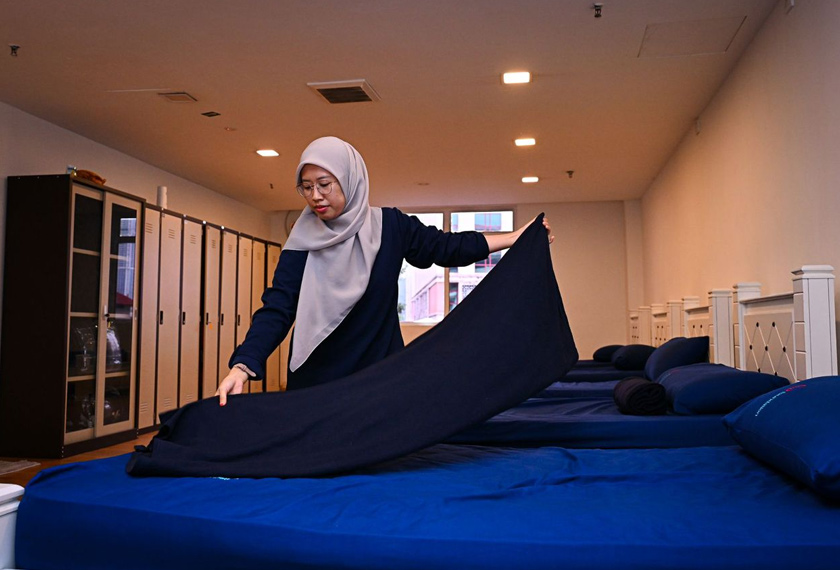 Keadaan dormitori wanita yang dipantau rapi agar penghuni berasa selesa dan selamat sepanjangpenginapan.