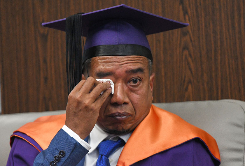 Mohd Khairul sebak semasa menceritakan dua anaknya tidak bersama apabila berpisah dengan isterinya setelah masuk dalam penjara pada tahun 2019. --fotoBERNAMA