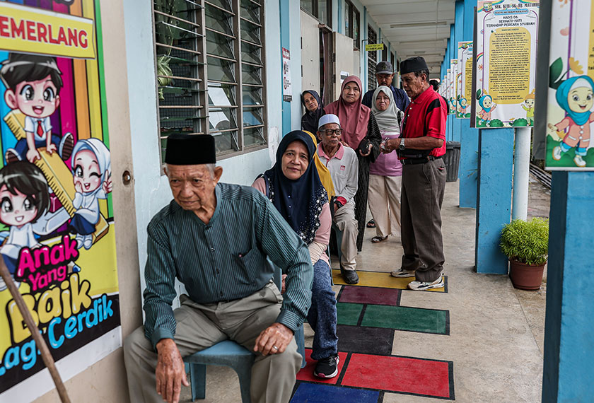 Warga emas antara golongan yang awal hadir bagi menunaikan tanggungjawab untuk mengundi pada PRN Sabah ke-17 di SK Sungai Haji Matahir, Tawau, hari ini. -- fotoBERNAMA