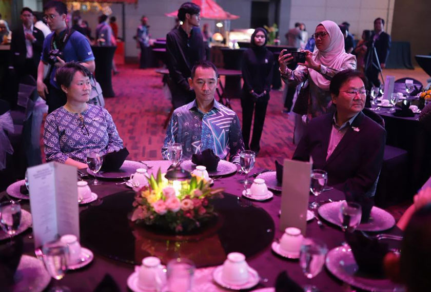 (Dari kiri) Ketua Pegawai Eksekutif MyCEB, Tan Mei Phing bersama Timbalan Ketua Setiausaha (Pelancongan), Kementerian Pelancongan, Seni dan Budaya (MOTAC), Chua Choon Hwa, ketika sesi menjamu selera di Spice Market Reception Dinner 2025. - Foto MyCEB