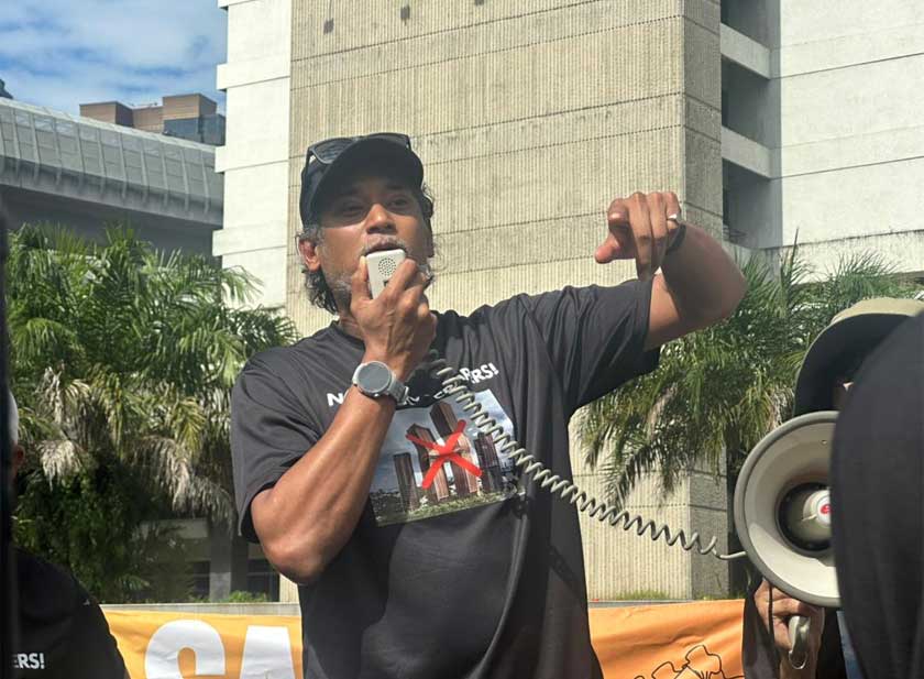 Kira-kira 200 penduduk Bukit Damansara berhimpun di hadapan Wisma Damansara, pada Sabtu, bagi menolak cadangan pembangunan semula oleh BRDB Developments Sdn Bhd. Projek, melibatkan pembinaan dua menara setinggi 60 tingkat dengan nisbah plot 1:9.6.