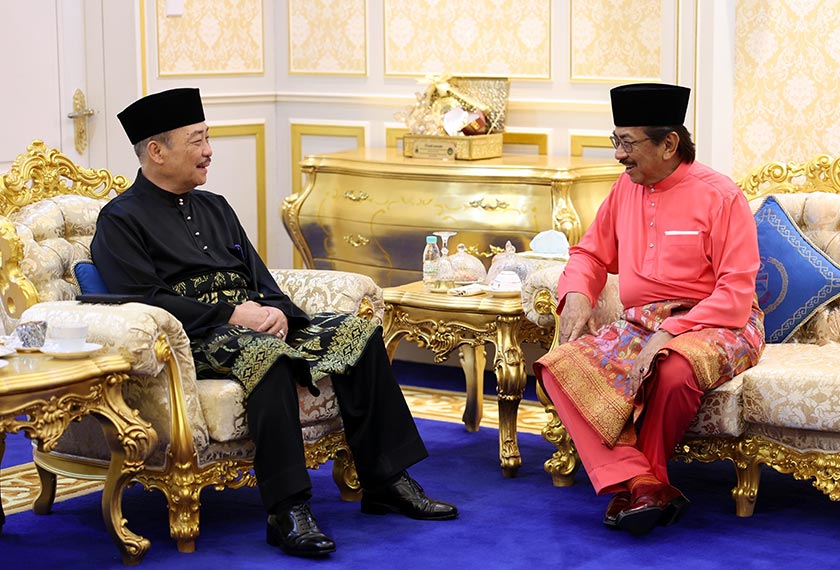 Yang Dipertua Negeri Sabah Tun Musa Aman (kanan) mengadakan pertemuan khas dengan Ketua Menteri Sabah Datuk Seri Hajiji Noor di Istana Seri Kinabalu pada Khamis