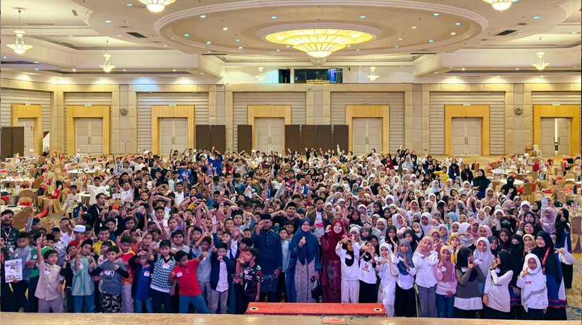 Pelajar-pelajar dan tenaga pengajar ketika sesi bergambar usai tamat program. - Foto Hatimurni