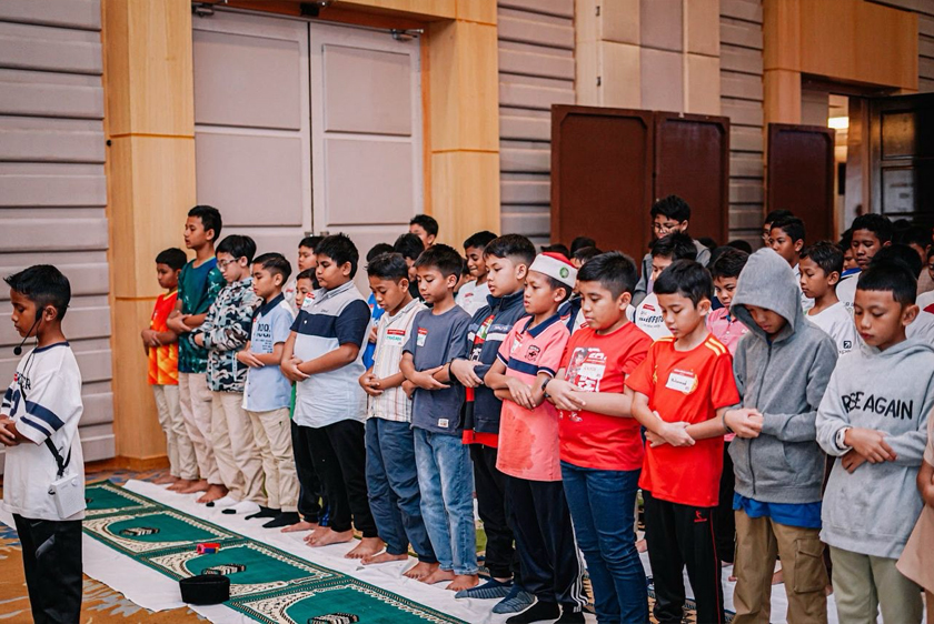 Pelajar-pelajar solat berjemaah di Program Gerak Gempur UPKK 2025. - Foto Hatimurni