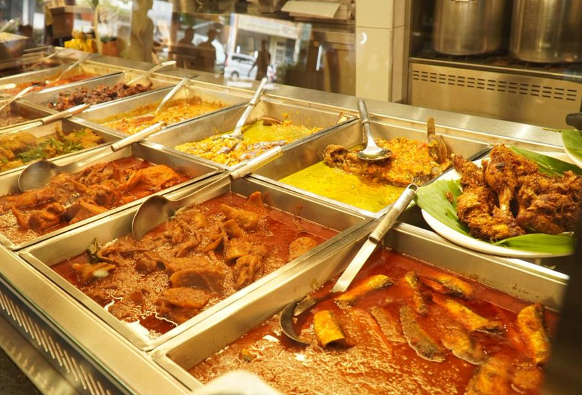 Pelbagai aneka lauk istimewa sebagai hidangan pelengkap nasi kandar yang menjadi kegemaran ramai di Restoran Shaaz Nasi Kandar. - Foto Astro