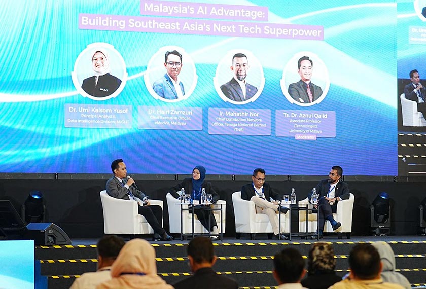 (Dari kiri) Profesor Madya Universiti Malaya, Ts. Dr. Azrul Qalid, Penganalisis Utama II & Saintis Data, MiGHT, Dr. Umi Kalsom Yusof, Ketua Pegawai Eksekutif eMooVit Technology Sdn. Bhd, Dr. Hairi Zamzuri, dan Ketua Pegawai Rangkaian Agihan, Tenaga Nasional Berhad (TNB), Ir. Mahathir Nor Ismail, membincangkan topik Malaysia’s AI Advantage: Building Southeast Asia’s Next Tech Superpower. - Foto MRANTI