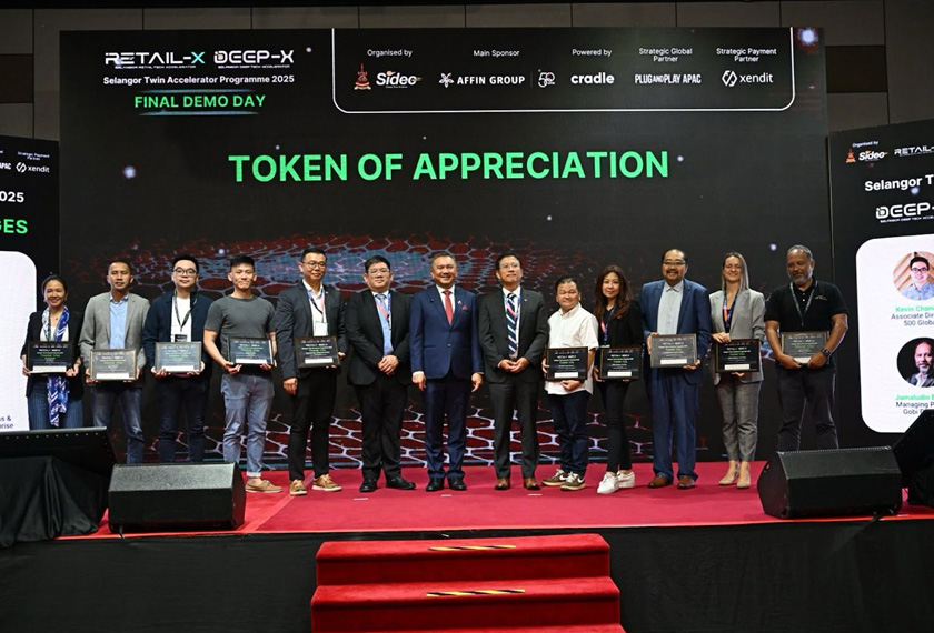 Sesi bergambar ketika sesi pemberian token penghargaan. - Foto Sidec