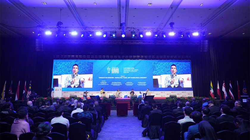 Suasana sesi panel sempena 9th Selangor ASEAN Business Conference (SABC) 2025 di Kuala Lumpur Convention Centre yang membincangkan hala tuju geopolitik, perdagangan dan dominasi teknologi di rantau ASEAN. - Foto Invest Selangor