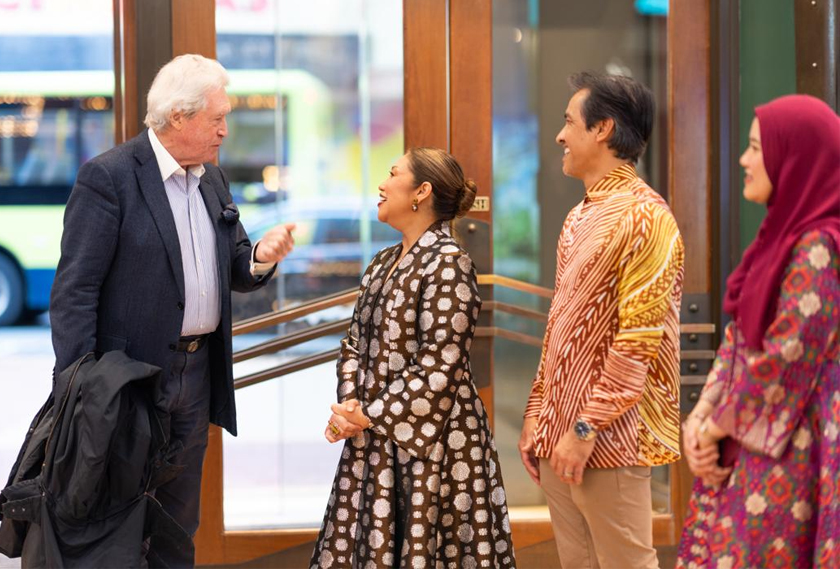 Mazita (dua dari kiri) beramah mesra dengan jemputan pada program kebudayaan “Gemalai & Tenunan: A Cultural Immersion”.