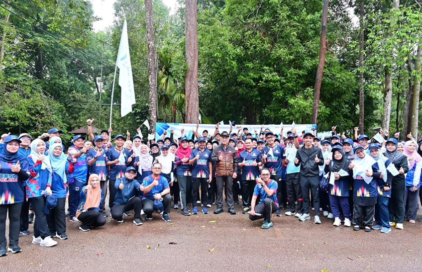 Sekitar Sesi Kick-Off Hari Statistik Negara 2025 dan Program Fit DOSM Zon Selatan anjuran DOSM Melaka di Taman Botanikal Melaka, yang turut diserikan dengan kehadiran Yang di-Pertua Negeri Melaka, Tun Mohd Ali Mohd Rustam, bersama Datuk Seri Mohd Uzir Mahidin. - Foto DOSM
