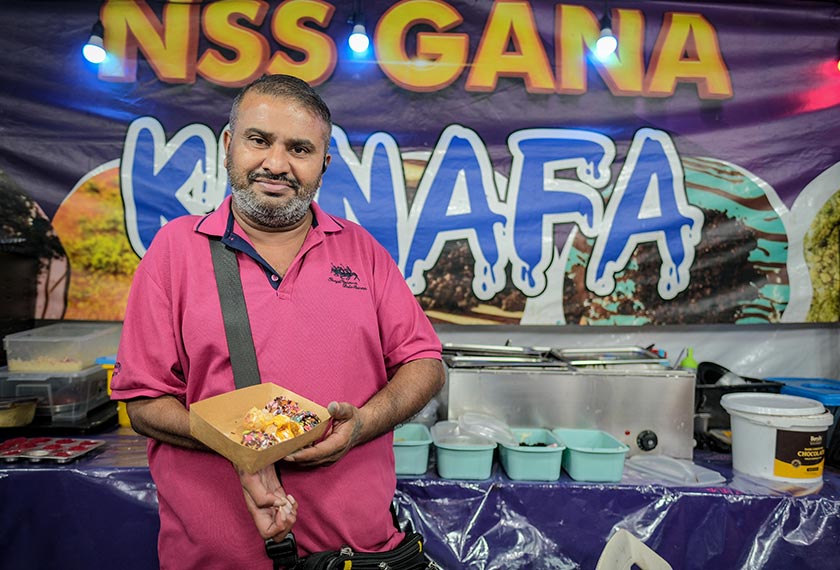 Nagarajan menunjukkan pelbagai perisa pani puri yang dijualnya di Bazaar Deepavali, Little India Johor Bahru. --fotoBERNAMA