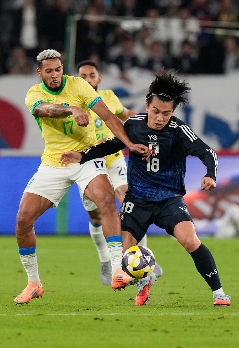 Aksi Ayase Ueda (kanan) berebut bola dengan Joelinton ketika perlawanan persahabatan antara Jepun dan Brazil di Tokyo, 14 Okt 2025. (Foto AP)