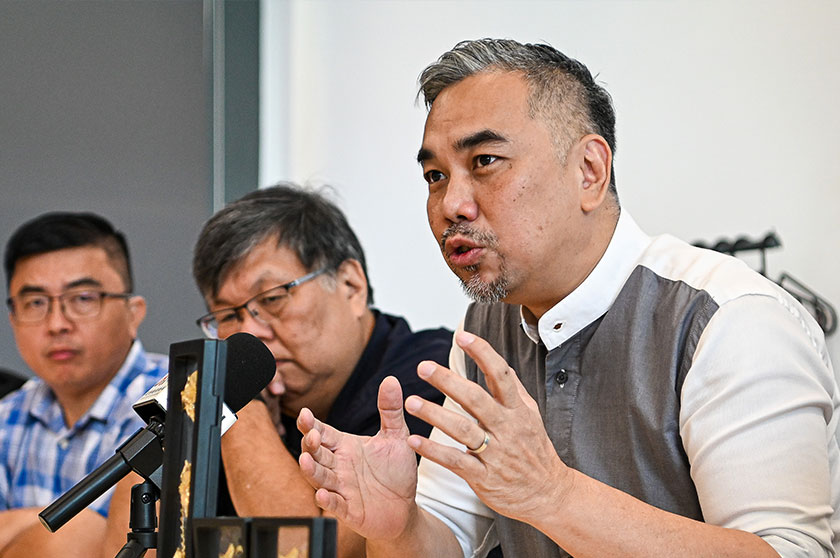 Pereka fesyen antarabangsa Karl Ho (kanan) menjawab pertanyaan wartawan semasa sidang media penganjuran ‘Simfoni Busana dan Budaya Negeri Sembilan’ bagi memartabatkan budaya serta identiti negeri beradat ini sebagai tarikan utama sempena Tahun Melawat Negeri Sembilan 2026. - Foto Bernama