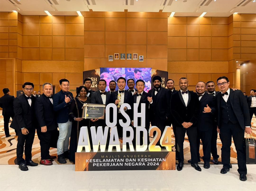 Sesi bergambar bersama antara wakil YTL Construction dan para hadirin, usai majlis penyampaian anugerah tamat. - Foto Infoscreen