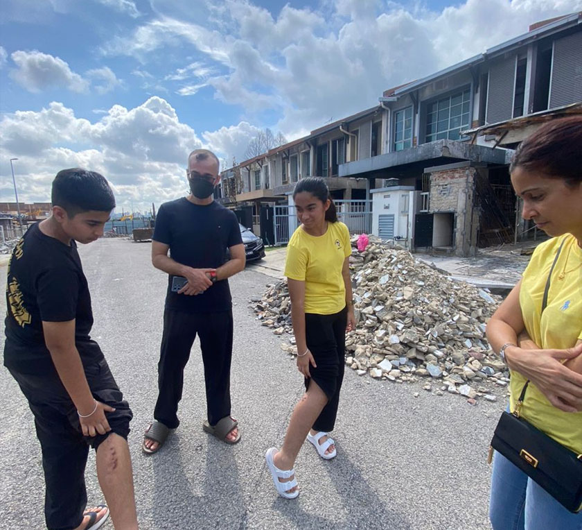 Kamaljit Singh memaklumkan dia sebelum ini terpaksa dimasukkan ke hospital selepas mengalami lecur di bahagian kaki akibat insiden itu. - Foto Astro AWANI