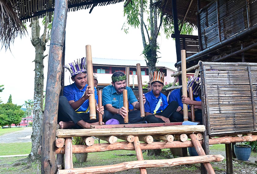 Mohd Uzir (tengah) ketika sesi beramah mesra bersama pelajar-pelajar di SMK (FELDA) Sungai Koyan. - Foto DOSM