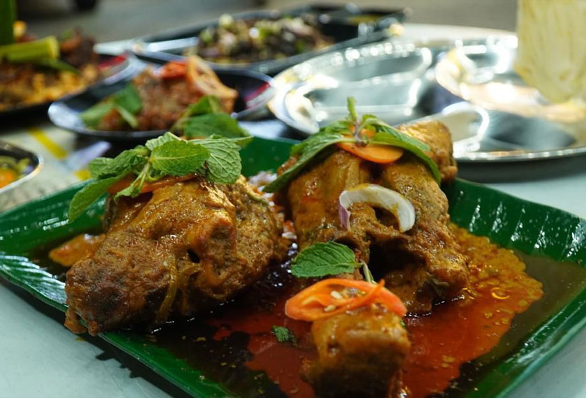 Antara menu yang menjadi pilihan pelanggan adalah roti nan keju, roti tisu, roti sarang burung daging, 'lamb shank' dan masakan panas.