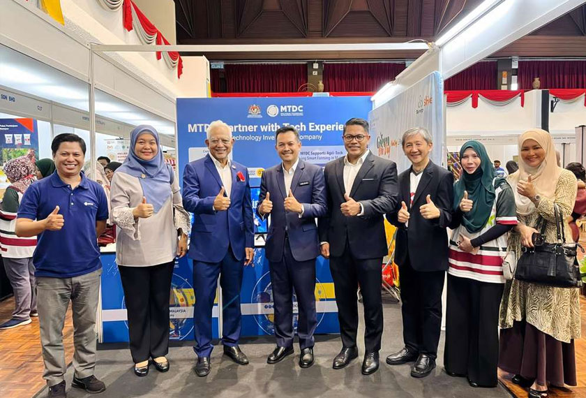 Barisan pengurusan UPM dan MTDC bergambar di hadapan reruai MTDC pada Persidangan Komuniti Pertanian Kebangsaan (PKPK) 2025.- Foto MTDC