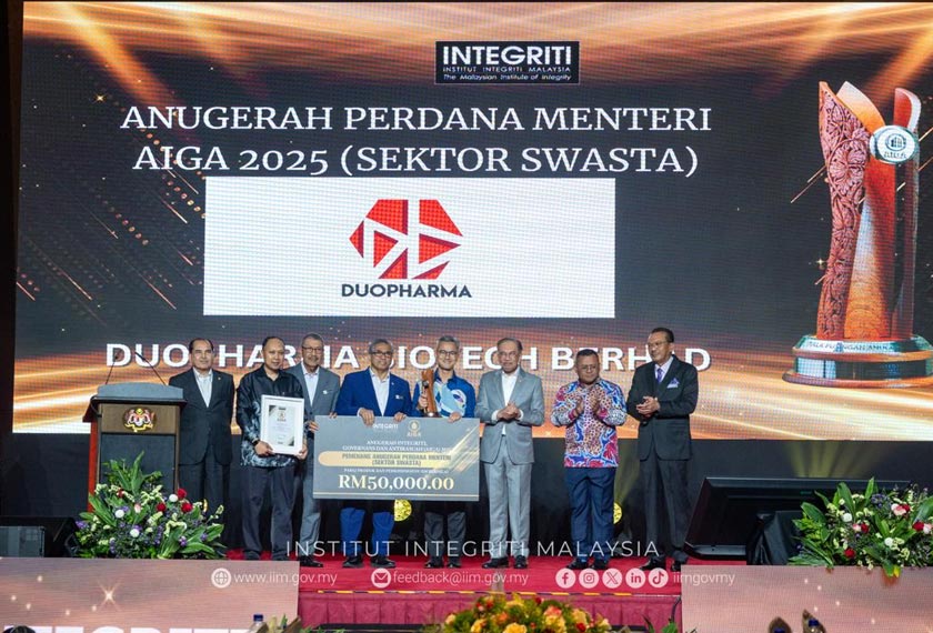 Wan Amir-Jeffery (lima, kiri) berkata, pengiktirafan itu menjadi motivasi kepada syarikat tersenarai untuk terus menegakkan nilai integriti