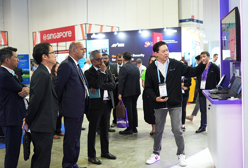 Gobind (tengah) ketika meninjau ruang pameran teknologi sempena (SICW) 2025. - Foto MDEC