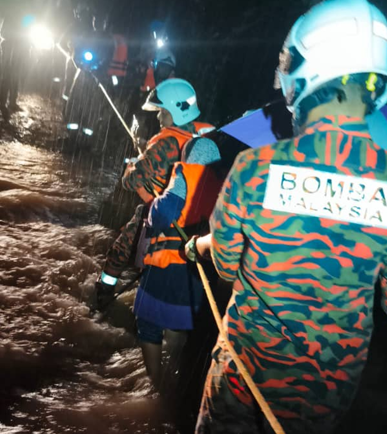 Operasi penyelamatan sedang dilakukan. - Foto JBPM Kedah