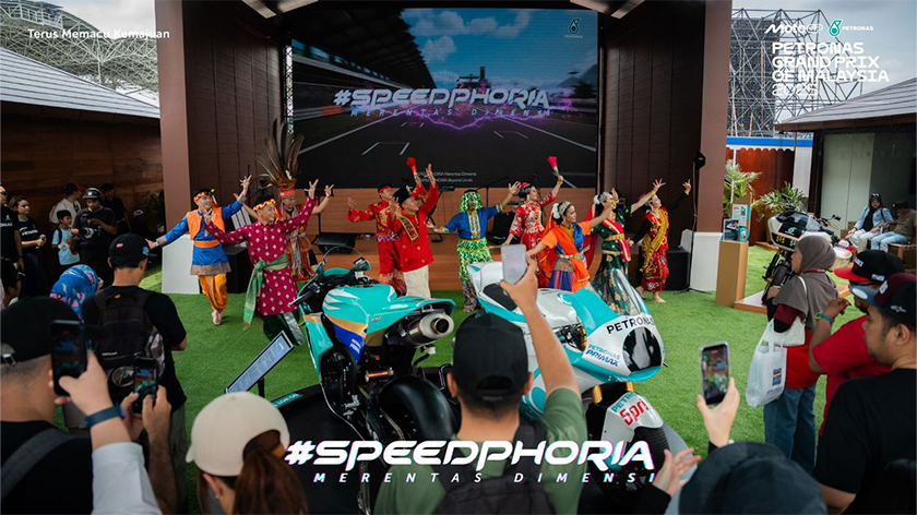 Persembahan kebudayaan yang mengetengahkan pelbagai kaum di Malaysia menjadi antara tarikan utama PETRONAS Oasis sekaligus mengangkat semangat perpaduan dan kemajuan negara. - Foto PETRONAS