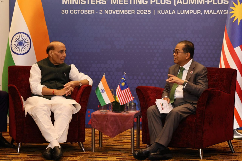 Mohamed Khaled Nordin (kanan) berbincang bersama Menteri Pertahanan India, Rajnath Singh dalam pertemuan dua hala di Kuala Lumpur sempena Mesyuarat ADMM ke-19. - Foto MINDEF