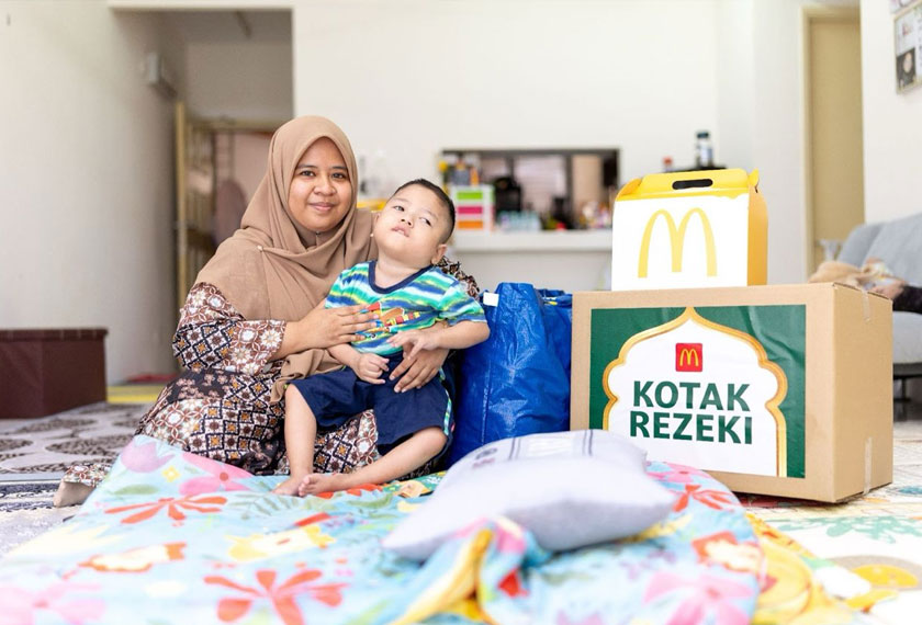 Zainor Asyiqin Muhd Zaid bersama anaknya Muhammad Zill Qayyim Muhammad Za'imuddin yang menghidap penyakit Central Dystonia With Multiple Congenital Anomaly (masalah saraf otak) dan masalah paru-paru serta OKU Pendengaran. - Foto McDonald's Malaysia