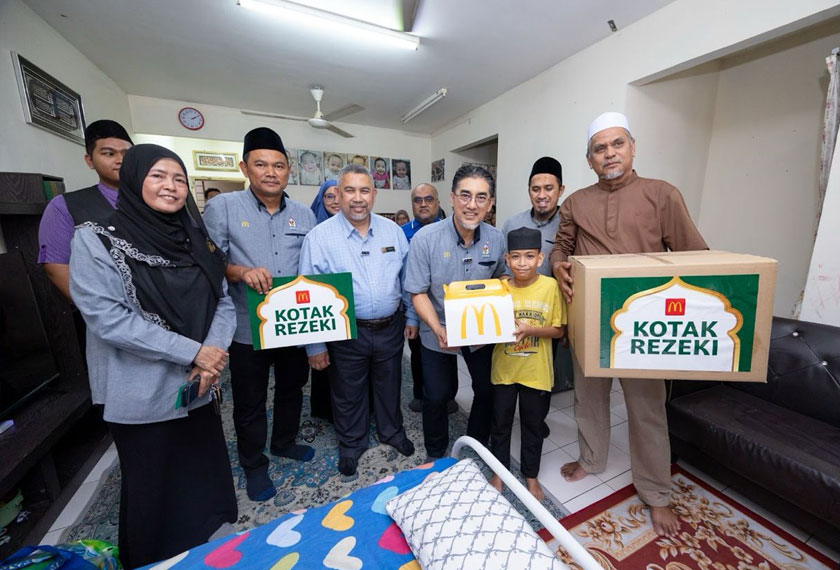 Salah seorang penerima Kotak Rezeki, Jamal Shahruddin (tujuh, kanan), bapa kepada Muhammad Darwisy Fitri Jamal, kanak-kanak yang menghidap penyakit sakit injap jantung, masalah saluran pemakanan sempit dan masalah paru-paru. - Foto McDonald's Malaysia