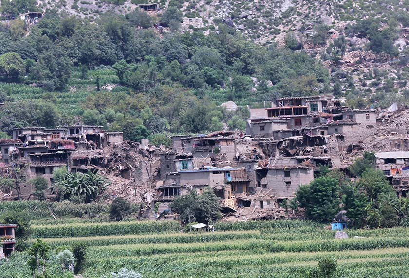 Sebuah kampung yang rosak akibat gempa bumi yang meragut banyak nyawa dan memusnahkan kawasan penempatan di timur Afghanistan kelihatan di wilayah Kunar. - Foto AP