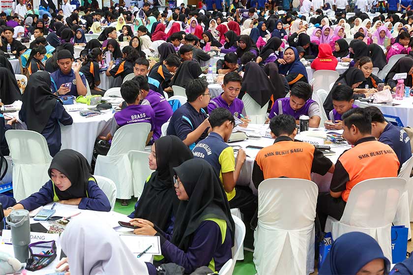 Peserta mengikuti Program Road Tour Skor A+ SPM Pahang dan Tuisyen Komuniti YASA-UMPSA 2025 di Universiti Malaysia Pahang Al-Sultan Abdullah (UMPSA) Gambang. - Foto Bernama