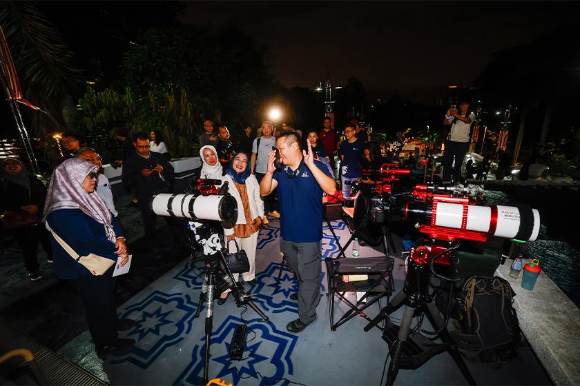 Ruziah (depan dua, kanan) ketika membuat tinjauan berikutan gerhana bulan di Planetarium Negara malam tadi. --fotoBERNAMA
