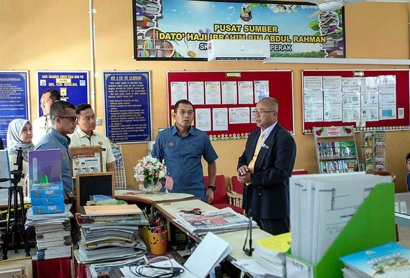 Ahmad Husaini (dua, kiri), diiringi Ibrahim (kiri) ketika mengadakan lawatan kerja ke SK Seri Kaya semalam. --fotoBERNAMA