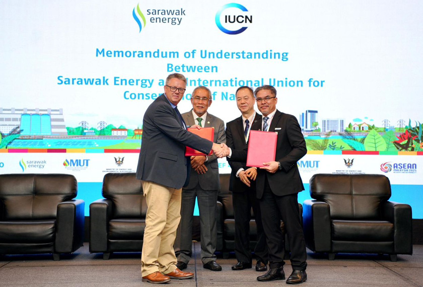 (Dari kiri) James Dalton, Datuk Len Talif Salleh, Ir. James Ung dan Marconi Madai ketika sesi pertukaran MoU antara IUCN dan Sarawak Energy. - Foto Sarawak Energy