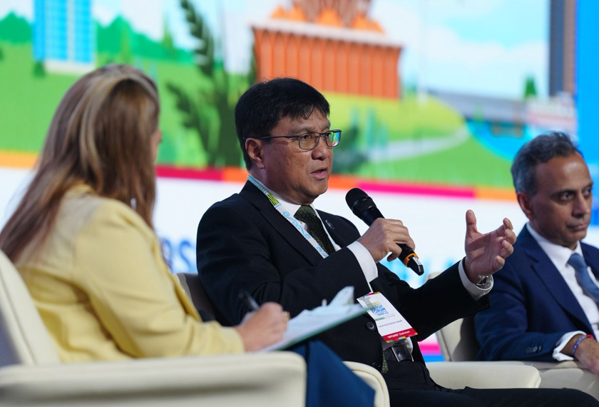 Sharbini (tengah) menekankan peranan perkongsian menerusi SAREF 4.0 dalam memacu hasil yang mampan dan bukan sekadar dialog. - Foto Sarawak Energy