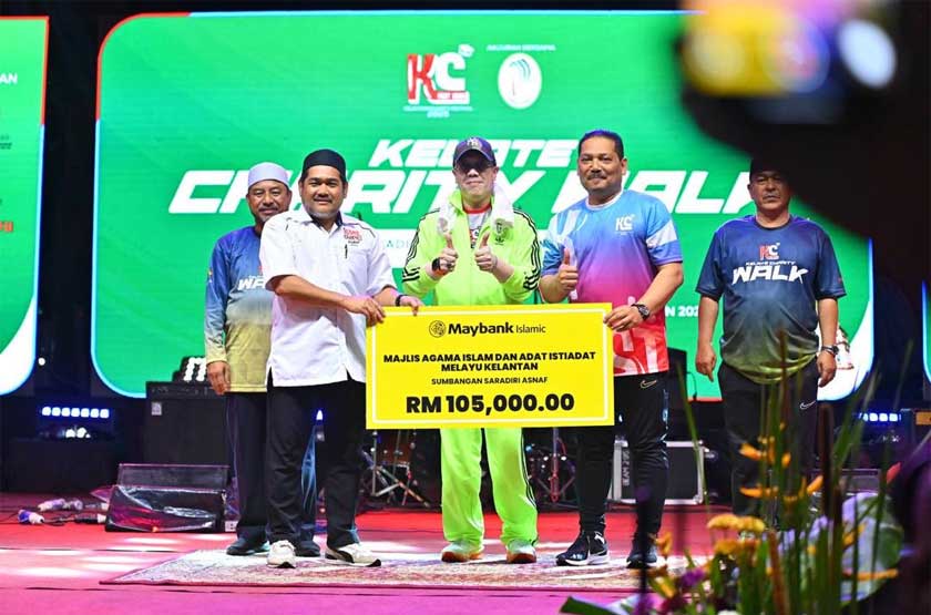   Tengku Muhammad Fakhry Petra (tengah) berkenan menyaksikan pemberian replika cek bayaran zakat oleh wakil pengurusan Agro Bank kepada wakil MAIK.