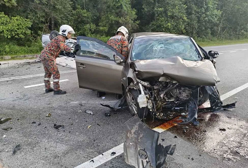 Keadaan salah sebuah kereta yang terlibat dalam kemalangan tersebut. - Foto BBP Kota Tinggi