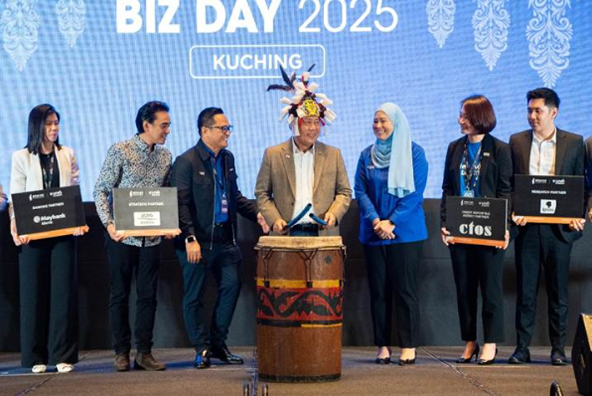 Timbalan Menteri Digital, Datuk Wilson Ugak Kumbong memukul gendang sebagai simbolik pelancaran IMPAK BIZ di Kuching.