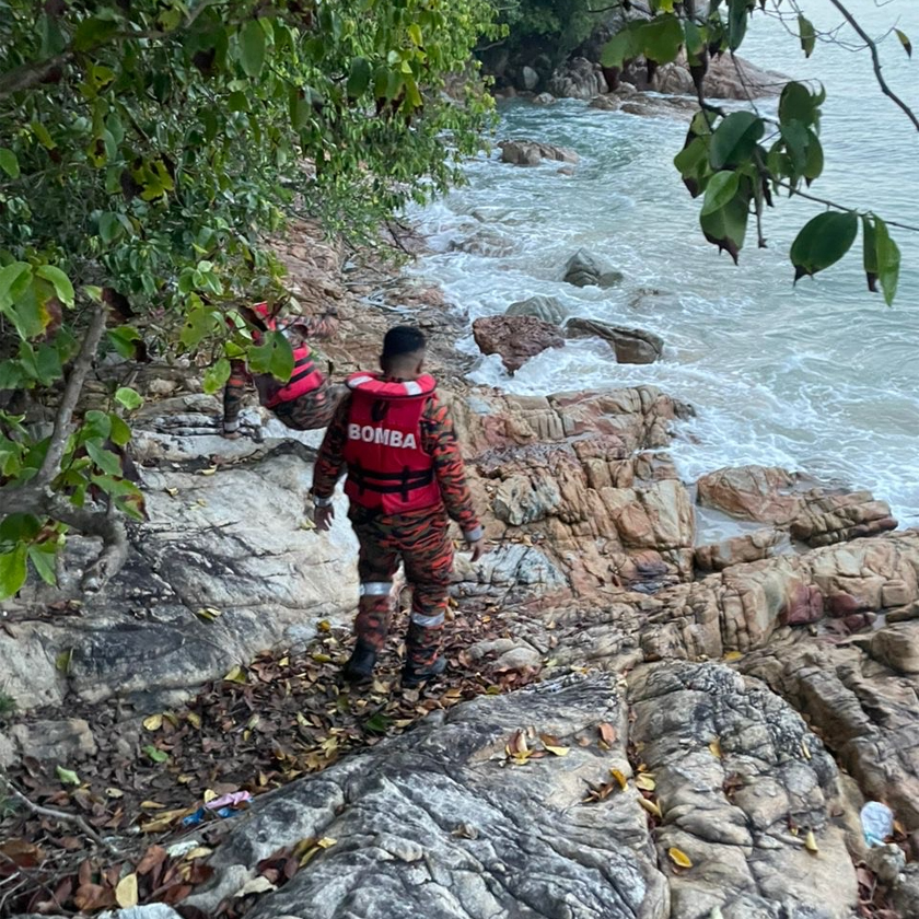 Anggota bomba melaksanakan operasi mencari seorang lelaki warga emas yang dikhuatiri lemas di Pantai Teluk Batik, Seri Manjung. - Foto JBPM Perak