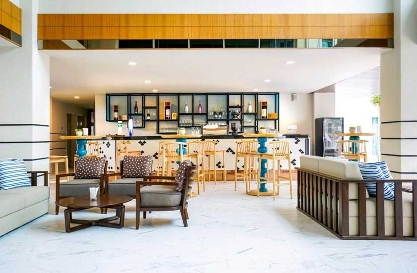 Lobi utama Mercure Hotel Pantai Cenang bercirikan konsep moden kontemporari. - Foto Mercure Hotel