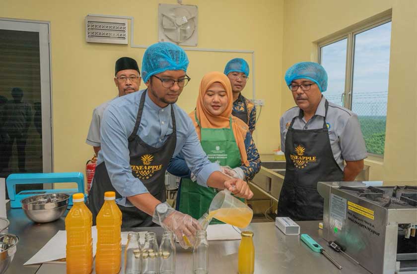 Pengerusi LPNM, Sheikh Umar Bagharib Ali (kiri) di makmal pemprosesan produk LPNM. - Foto LPNM