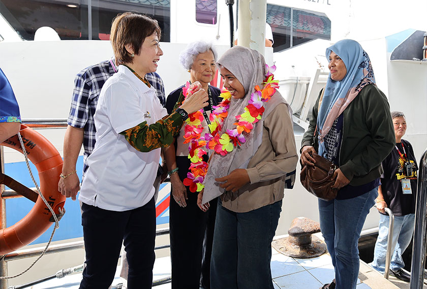 Pengerusi Jawatankuasa Bertindak Pelancongan, Kesenian Dan Kebudayaan negeri Nicole Tan menyambut para pelancong sempena Tahun Melawat Malaysia 2026 di Jeti Penumpang Port Dickson. --fotoBERNAMA