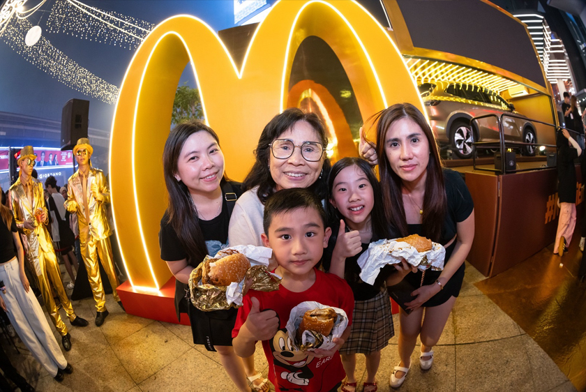 Antara keluarga pengunjung bertuah yang menyertai aktiviti pelancaran telah menebus tiket emas mereka untuk mendapatkan Golden Prosperity Burger. - Foto McDonald's Malaysia