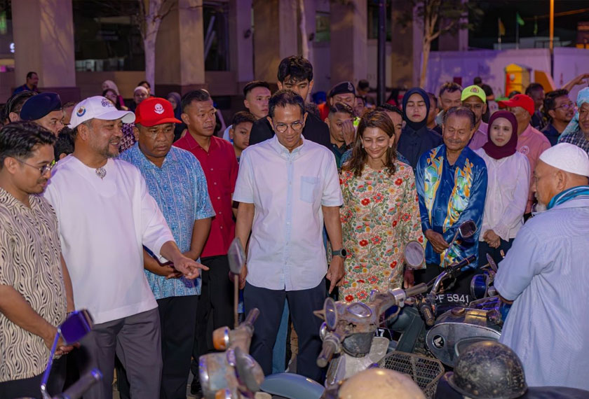 Sepanjang lawatan, baginda berkenan meluangkan masa beramah mesra bersama pengusaha dan pengunjung selama lebih dua jam. - Foto Astro AWANI